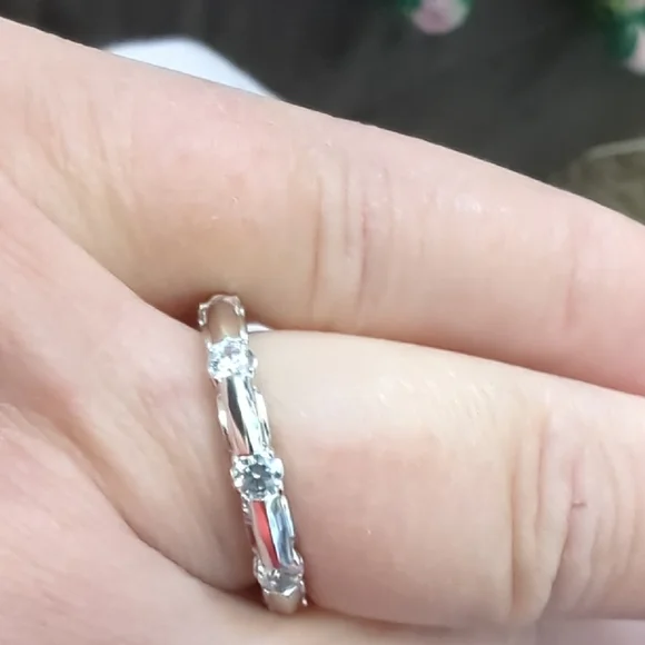 Vanna Silver Ring with Shimmering Stones - Picture 3 of 6